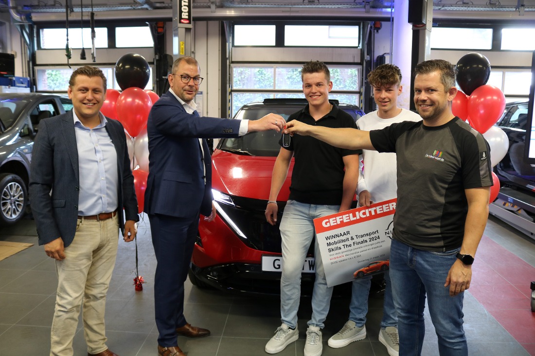 Gewonnen elektrische auto feestelijk geleverd aan De Meerwaarde